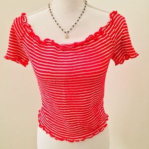 CROP OF SHOULDER STRETCH TOP RED